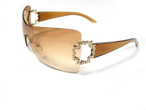 專業眼鏡直銷店進駐南京東路寫字樓，提供醫學驗光與高性價比眼鏡